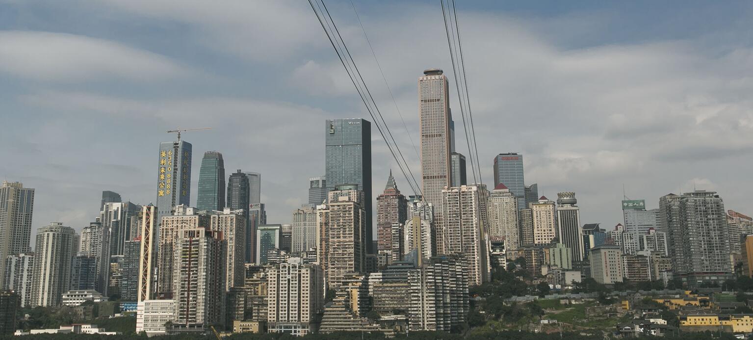 Die Skyline von Chongqing vor bewölktem Himmel